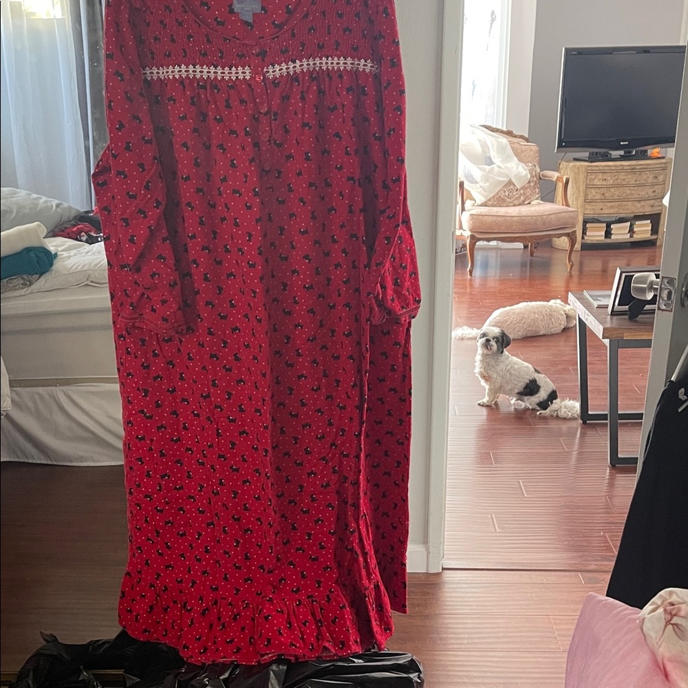 Laura Scott Red and Black Patterned Nightgown